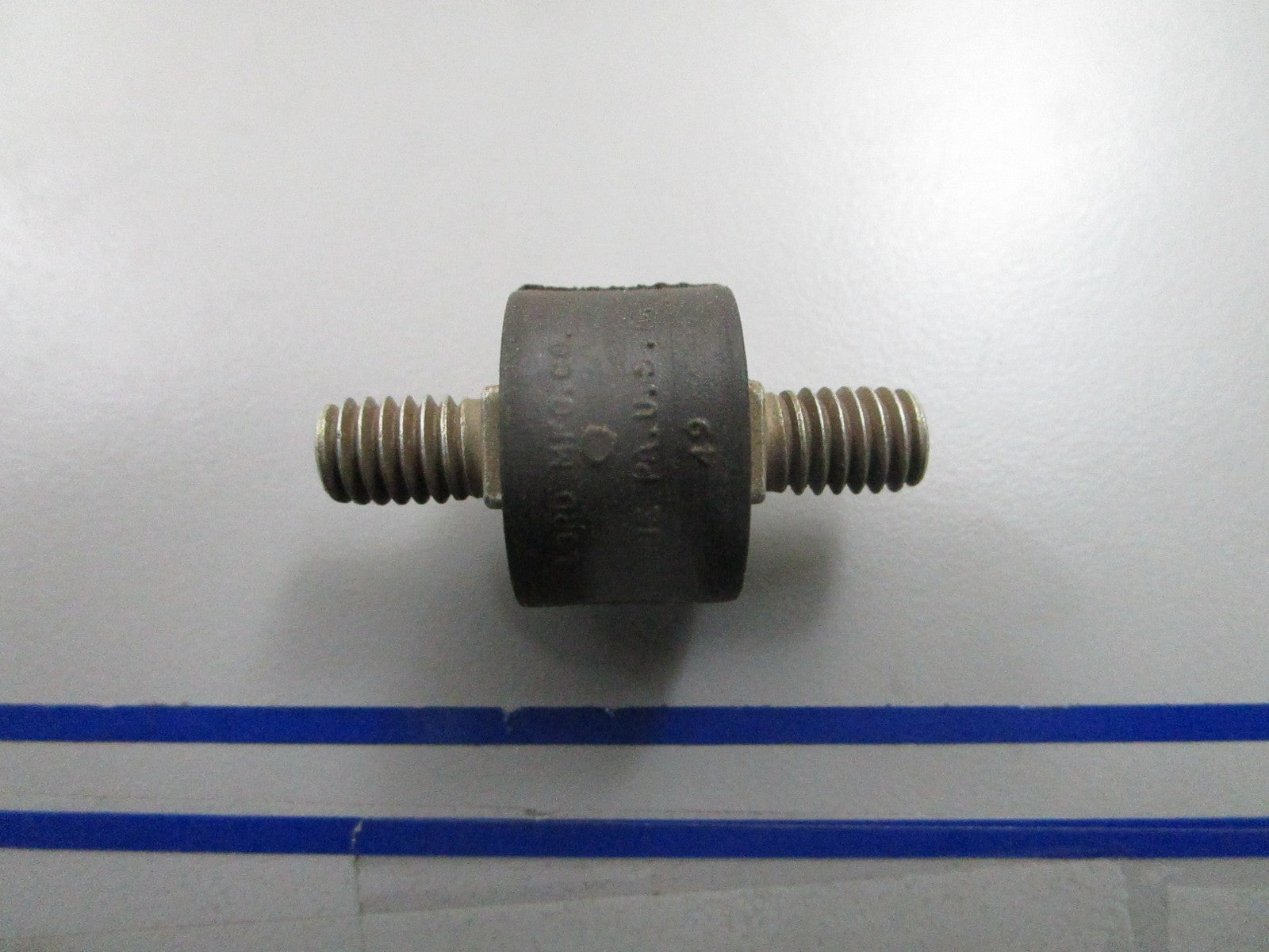 *NEW OEM* 0810 OMC Johnson Evinrude Rubber Mount 379061 0379061