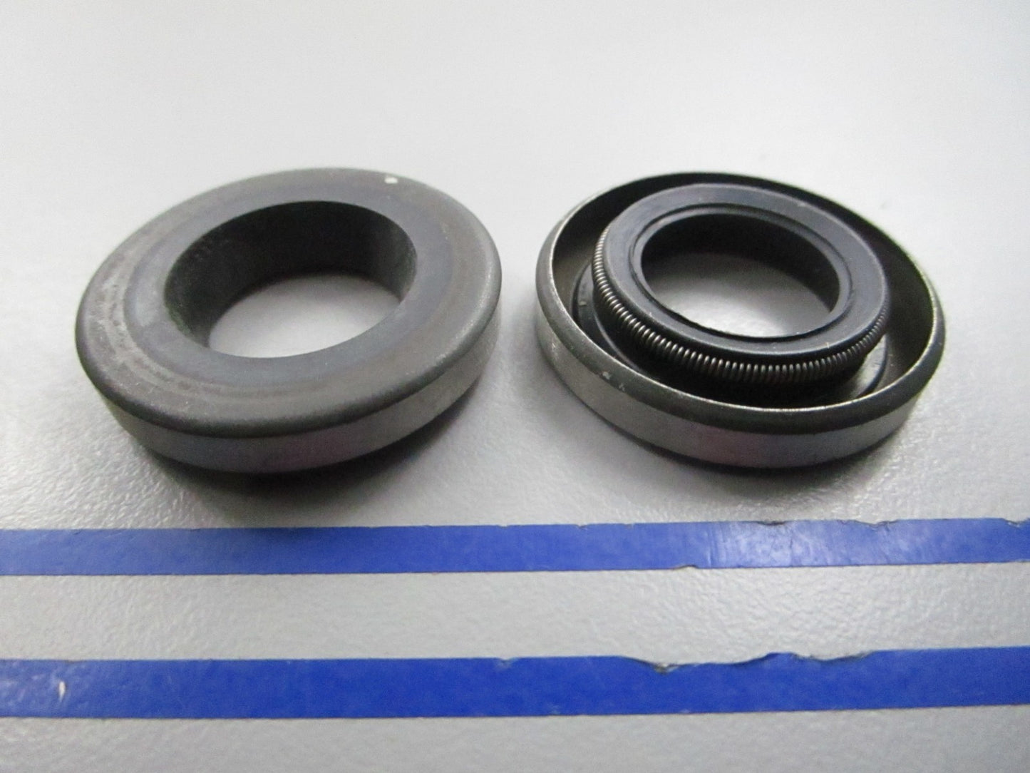 NEW OEM (LOT OF 2) 330327 0330327 OMC Johnson Evinrude Oil Seal 0810