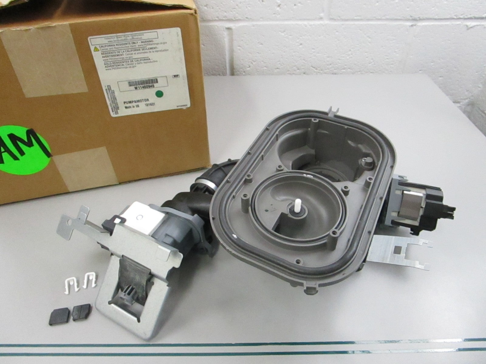 NEW OEM W11460945 Whirlpool Pump & Motor 0810