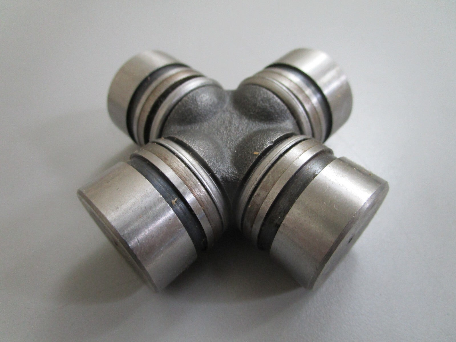 *NEW OEM* 0820 Mercury Quicksilver Cross & Bearing 60812
