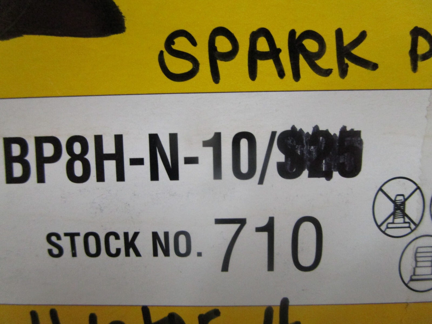 *NEW* (LOT OF 4) 0810 NGK Spark Plug BP8H-N-10