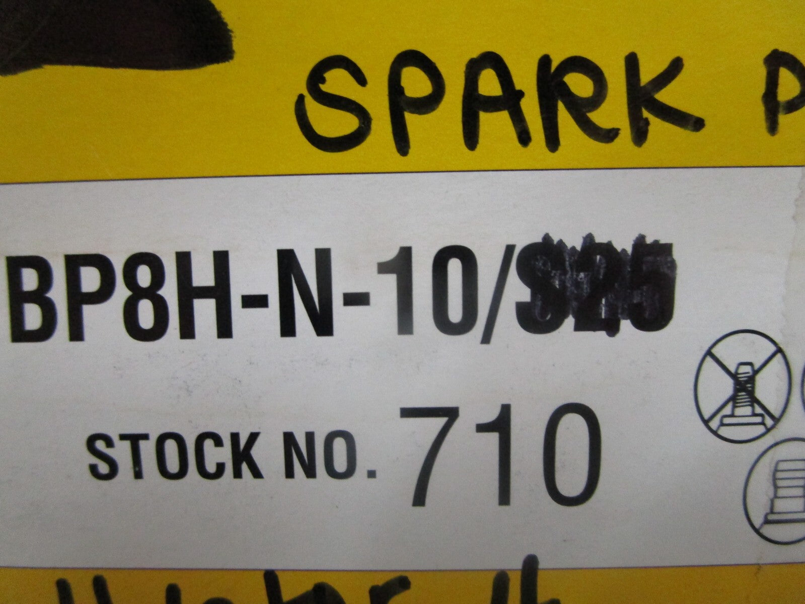 *NEW* (LOT OF 4) 0810 NGK Spark Plug BP8H-N-10