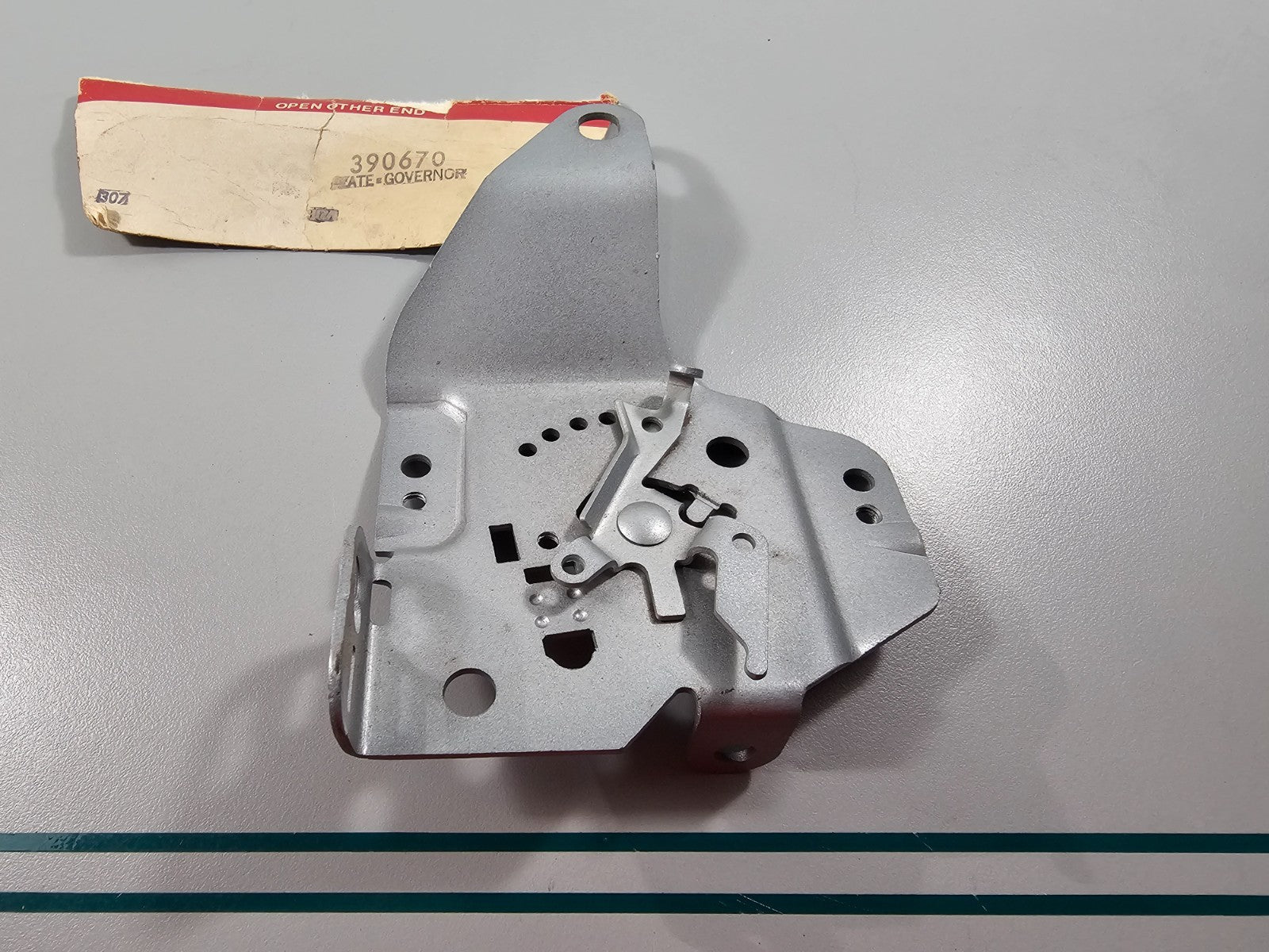 NEW OEM 390670 Briggs & Stratton Governor Plate 0810