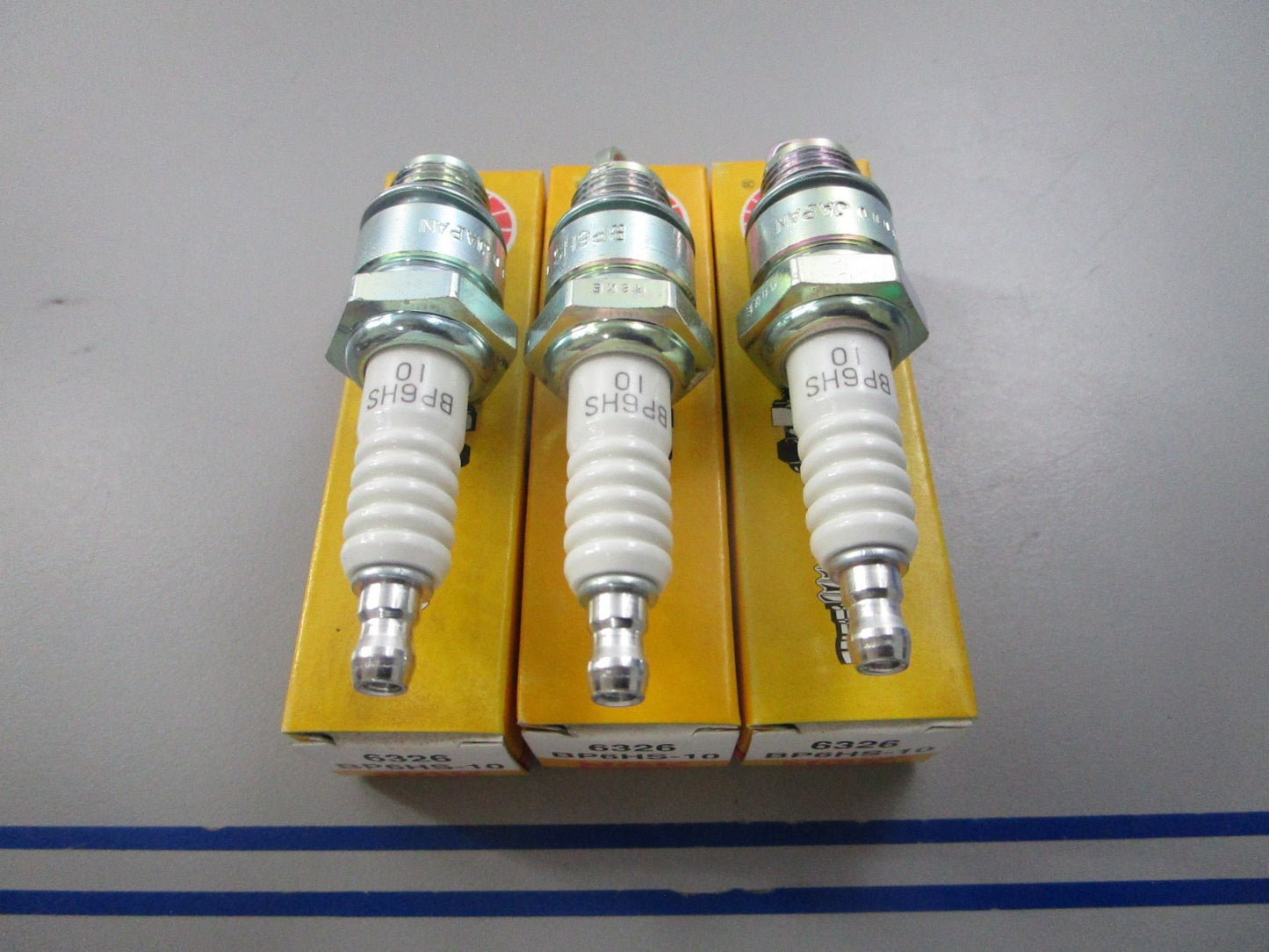 NEW (LOT OF 3) BP6HS-10 NGK Spark Plug 0810
