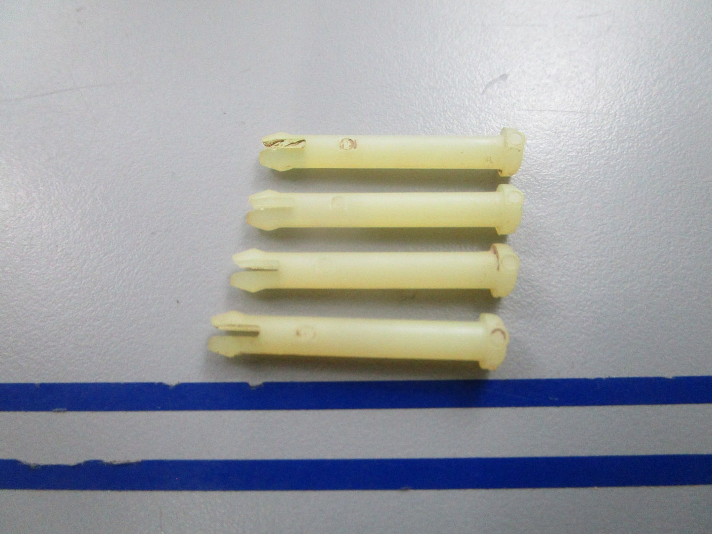 NEW OEM (LOT OF 4) 305821 0305821 OMC Johnson Evinrude Hinge Pin 0810