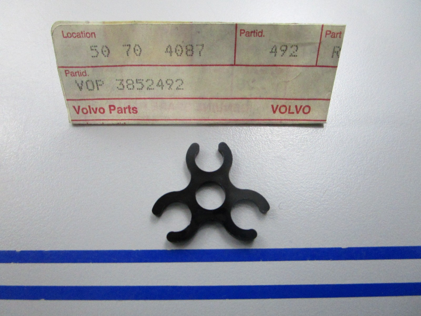 NEW OEM 3852492 Volvo Penta Retainer 0810