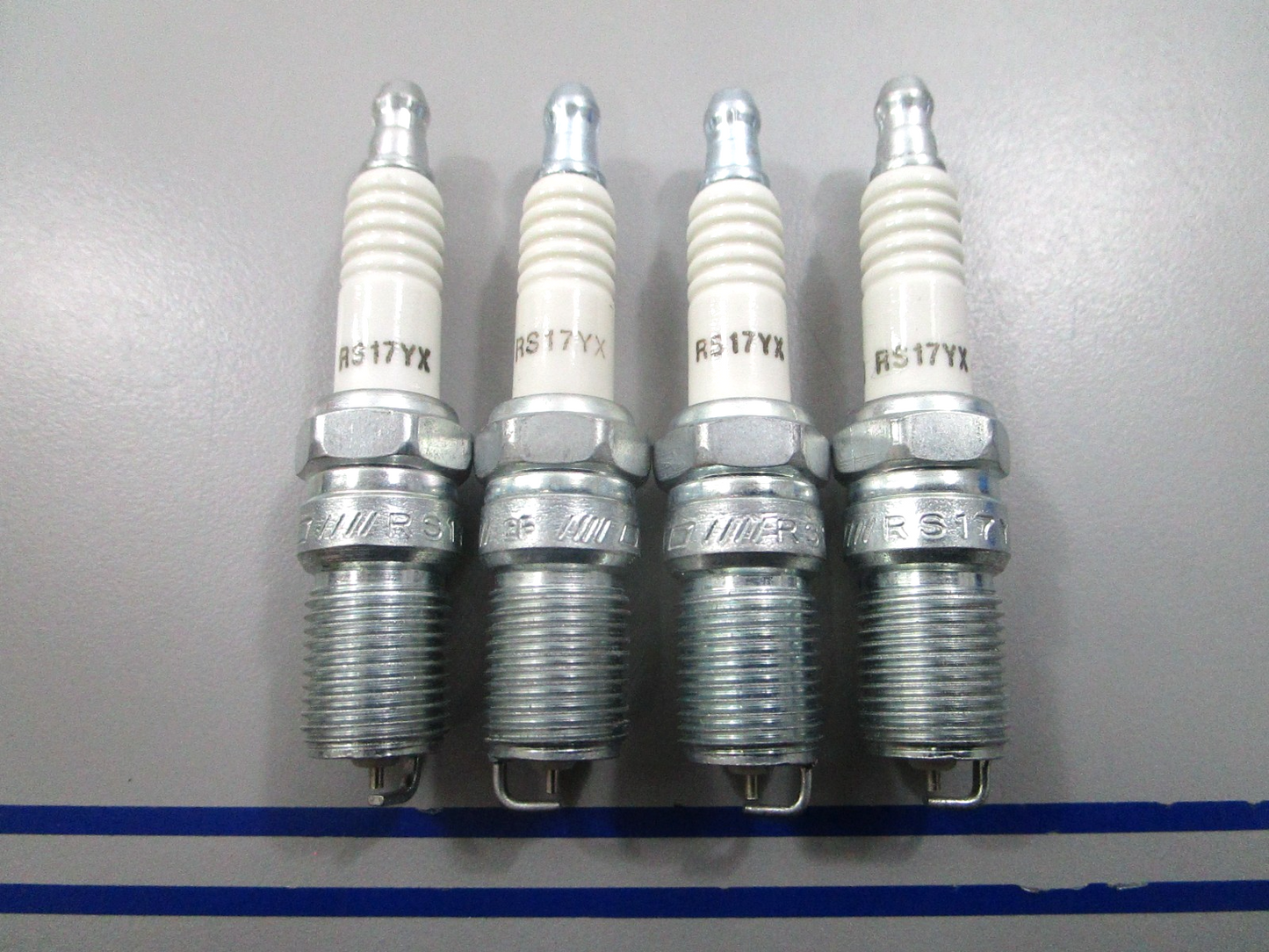 *NEW* (LOT OF 4) 0810 Champion Spark Plug RS17YX