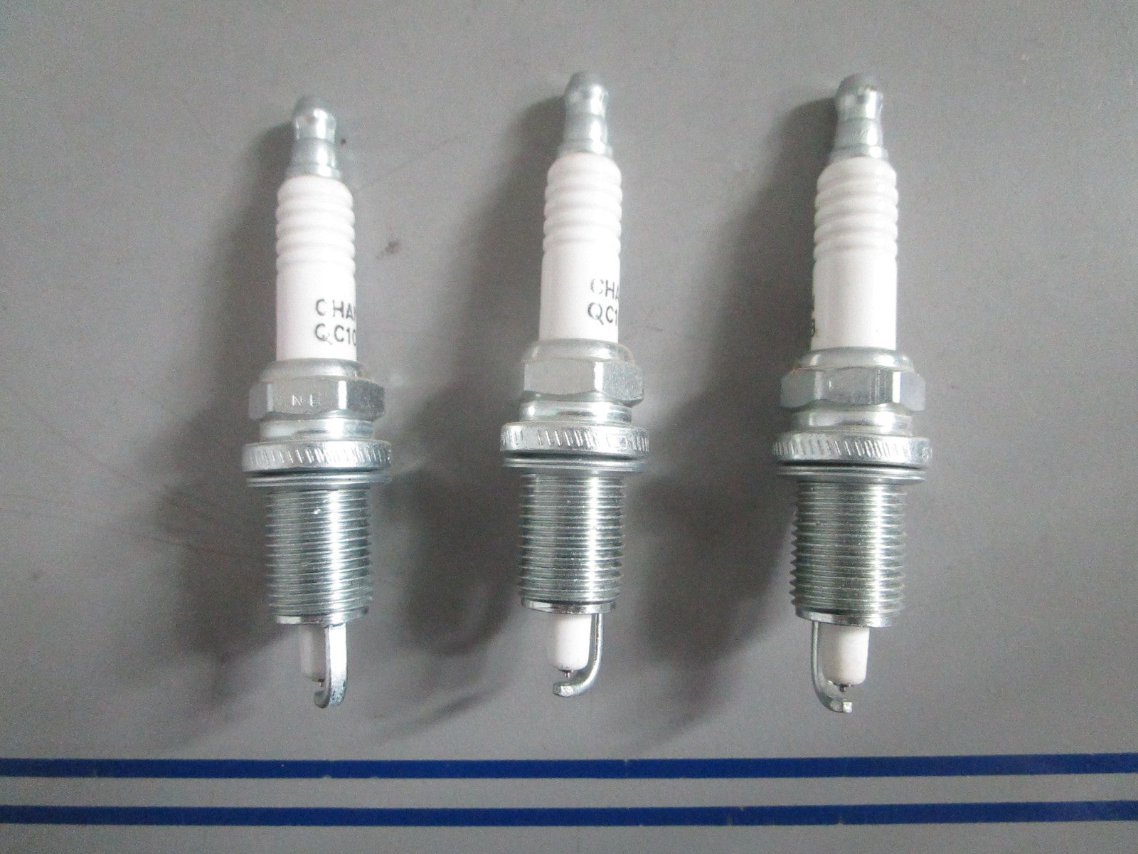 NEW OEM (LOT OF 3) QC10PEPB Champion Spark Plug 0820