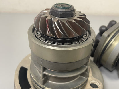 *NEW OEM* 0670 OMC Johnson Evinrude Bearing Housing Shaft Gear Housing 982478