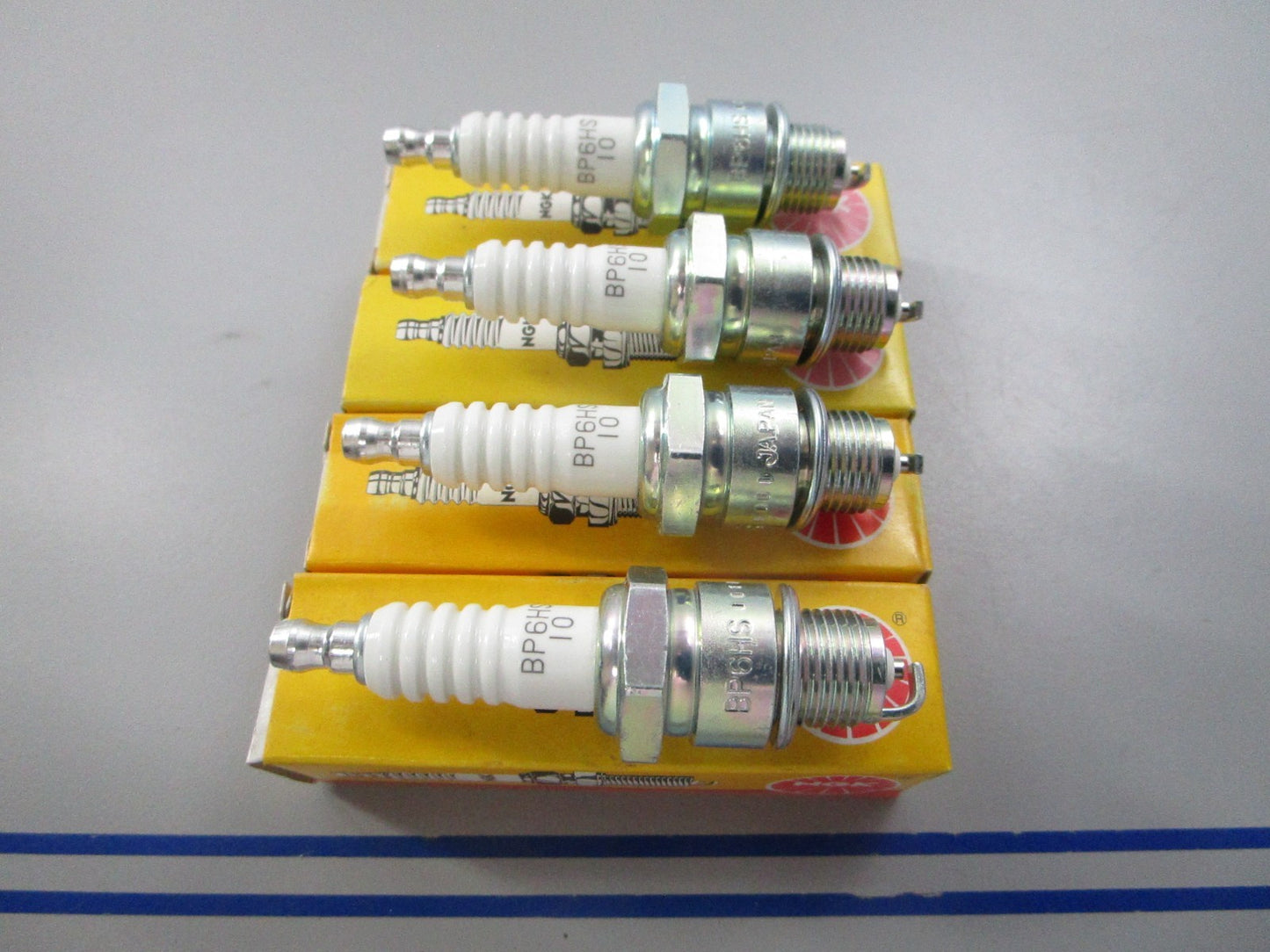 NEW (LOT OF 4) BP6HS-10 NGK Spark Plug 0810