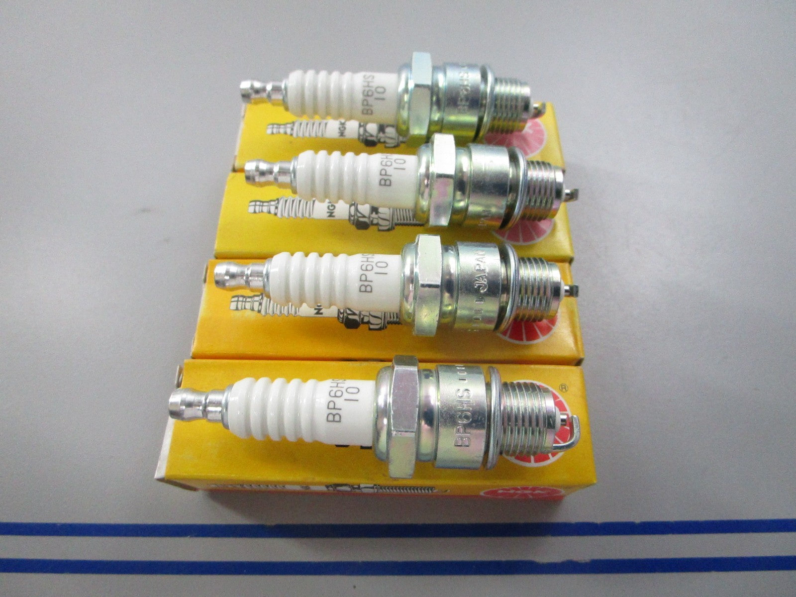 NEW (LOT OF 4) BP6HS-10 NGK Spark Plug 0810