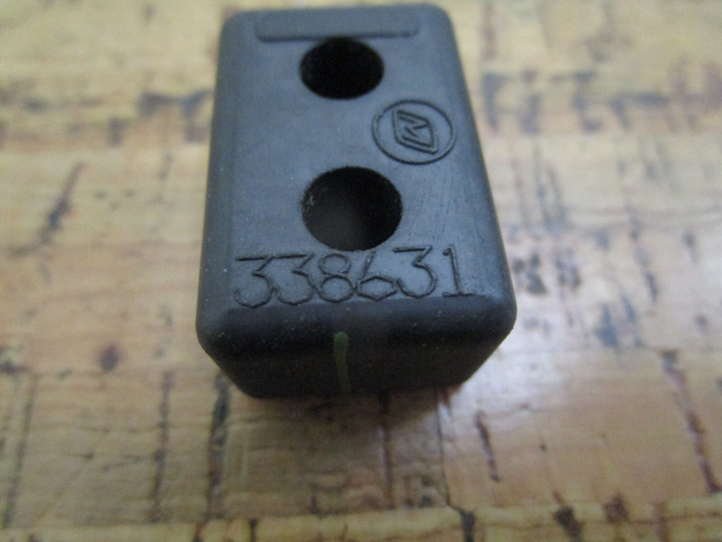 *NEW OEM* 0810 OMC Johnson Evinrude Grommet 338631 0338631