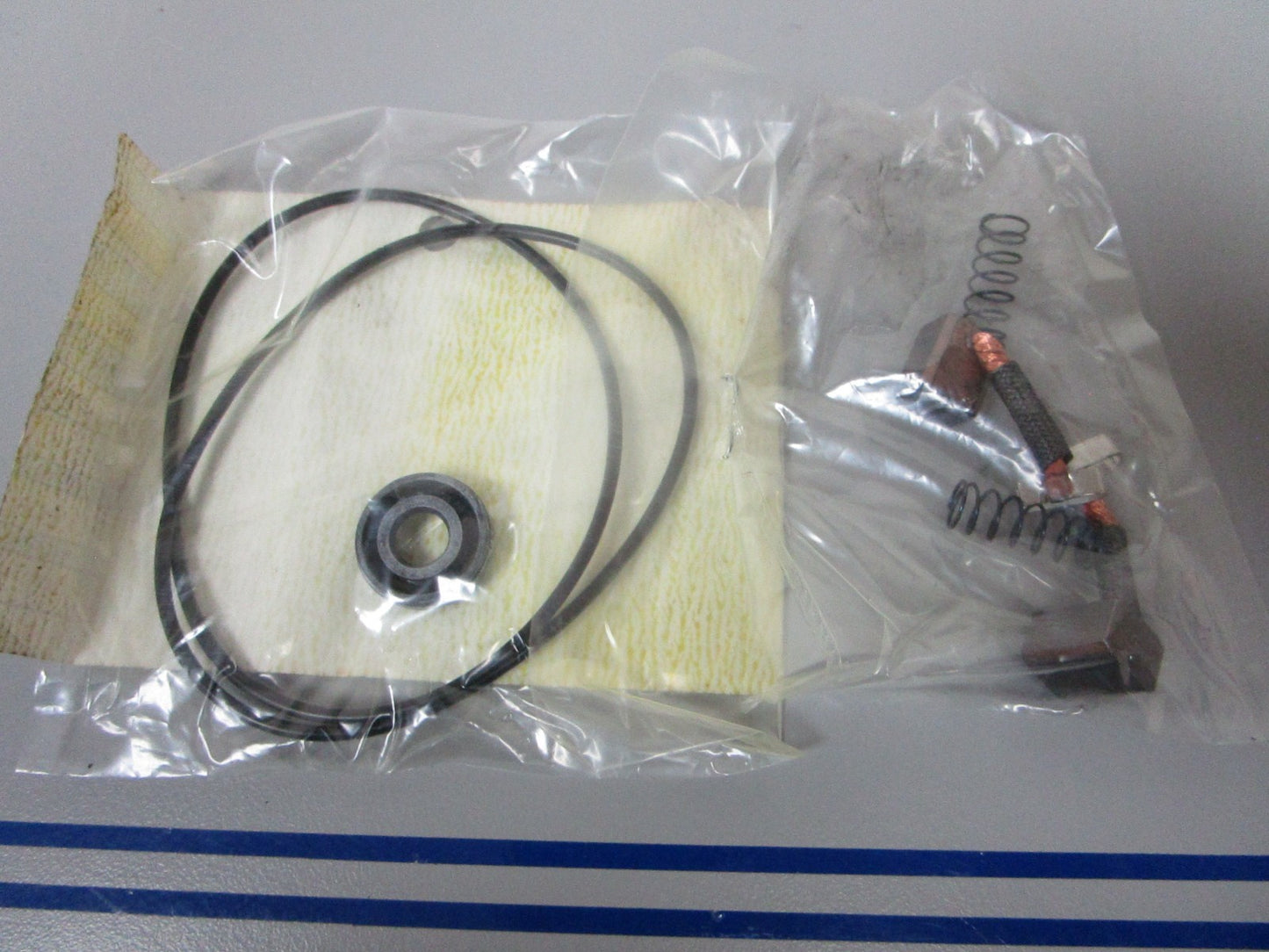 NEW OEM 984961 0984961 OMC Johnson Evinrude Seal & Brush Set 0720