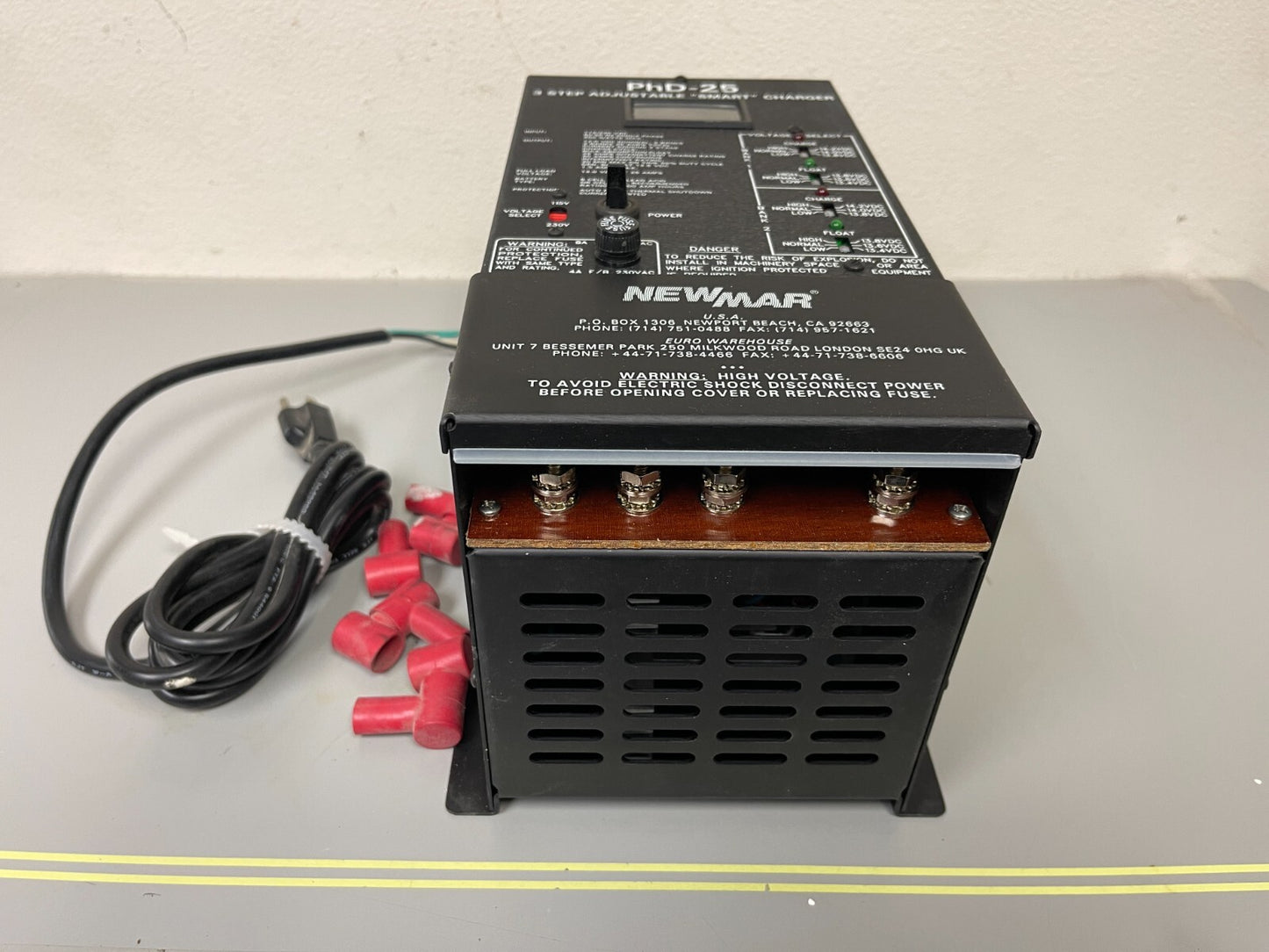 *NEW OEM* 0720 Newmar 30 DC Amperes PHD-25 Battery Charger 445-0250-0