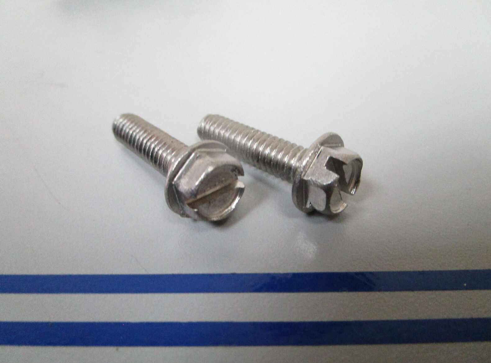 *NEW OEM* (LOT OF 2) 0810 OMC Johnson Evinrude Screw 333710 0333710