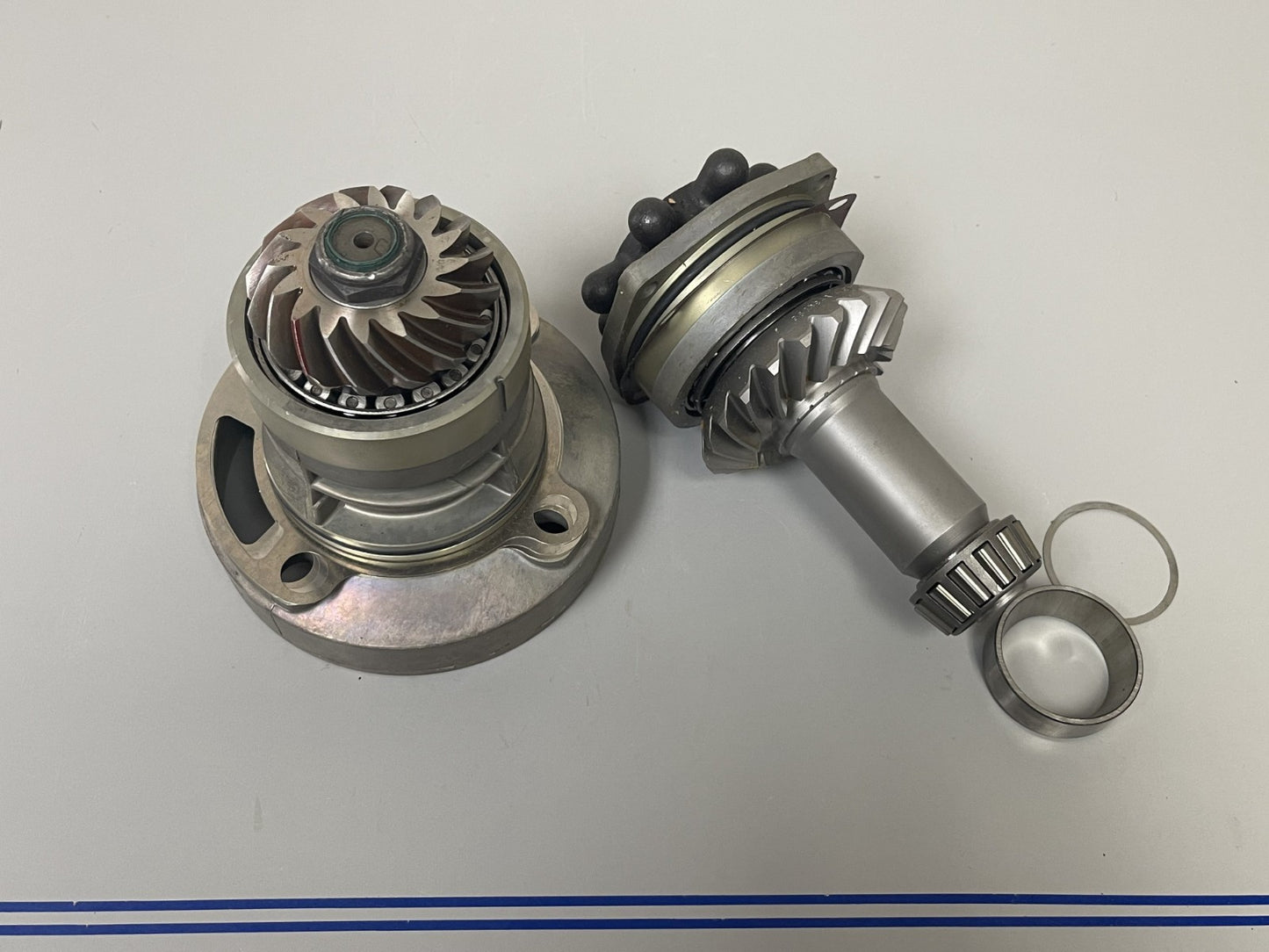 *NEW OEM* 0670 OMC Johnson Evinrude Bearing Housing Shaft Gear Housing 982478