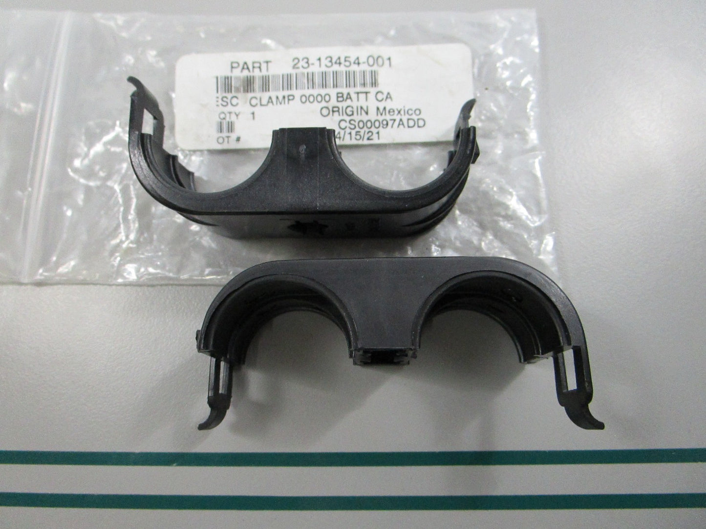 NEW OEM 23-13454-001 Freightliner Battery Cable Dual Clamp 0810