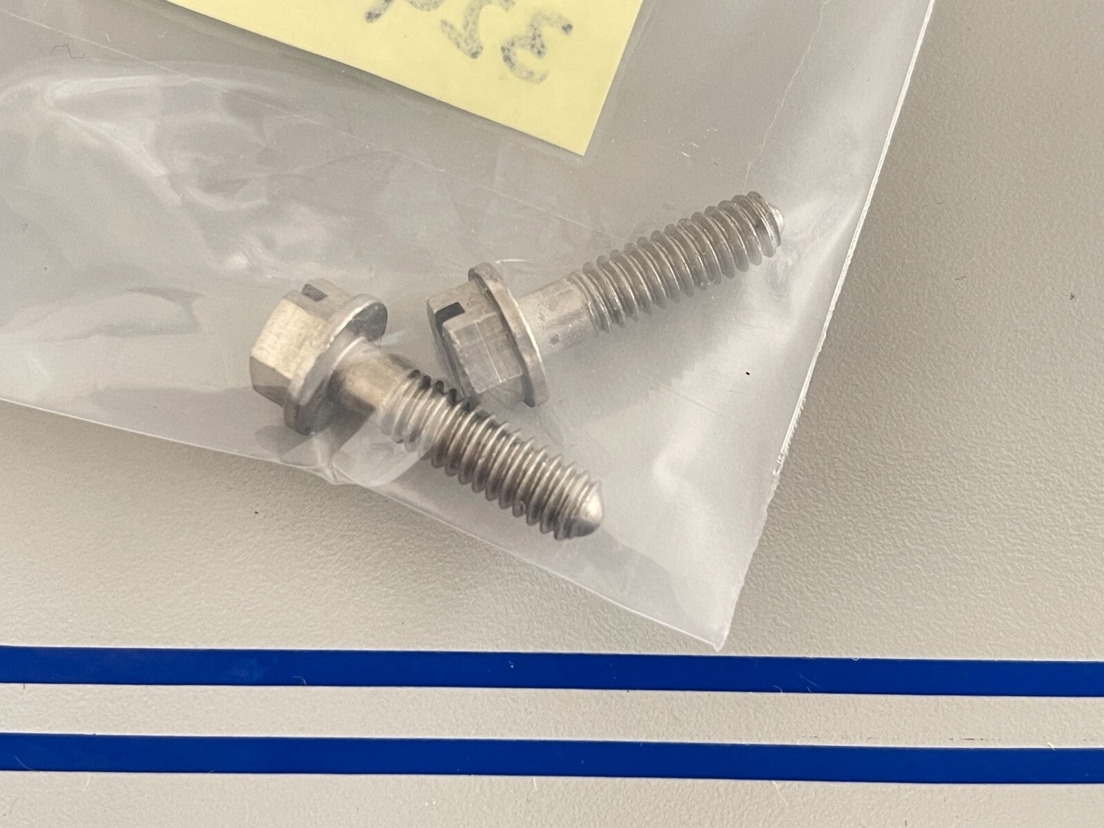 *NEW OEM* (LOT OF 2) 0810 OMC Johnson Evinrude Screw 324603 0324603