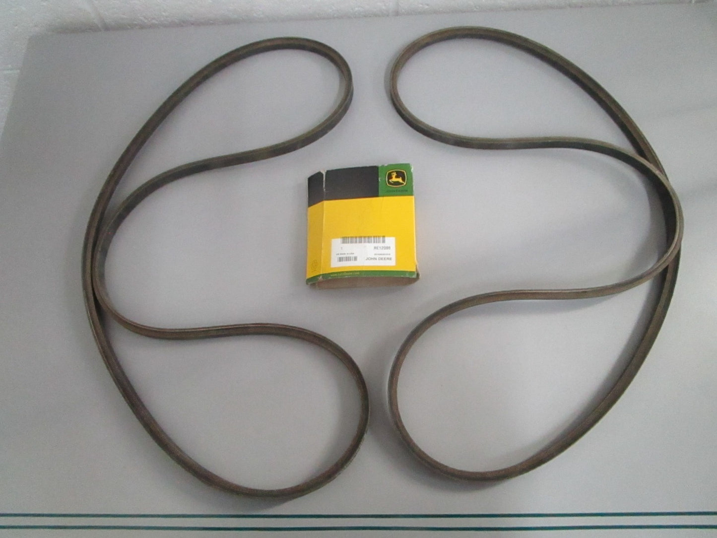 NEW OEM RE12086 John Deere Belt Set 0820