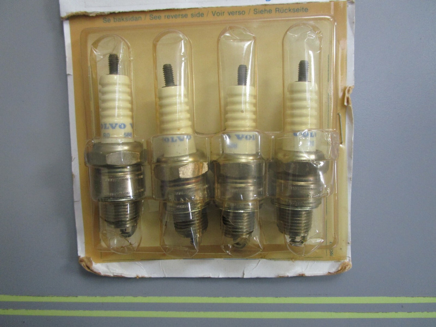 *NEW OEM* (LOT OF 4) 0810 Volvo Penta Spark Plug 876123