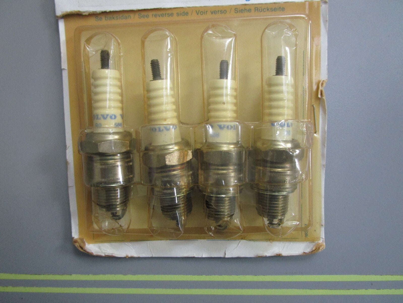 *NEW OEM* (LOT OF 4) 0810 Volvo Penta Spark Plug 876123