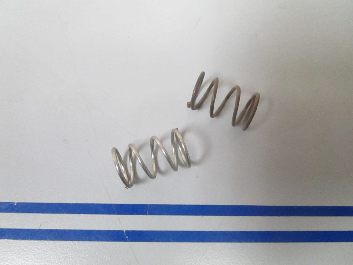 *NEW OEM* (LOT OF 2) 0810 OMC Johnson Evinrude Spring 305909 0305909