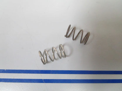 *NEW OEM* (LOT OF 2) 0810 OMC Johnson Evinrude Spring 305909 0305909