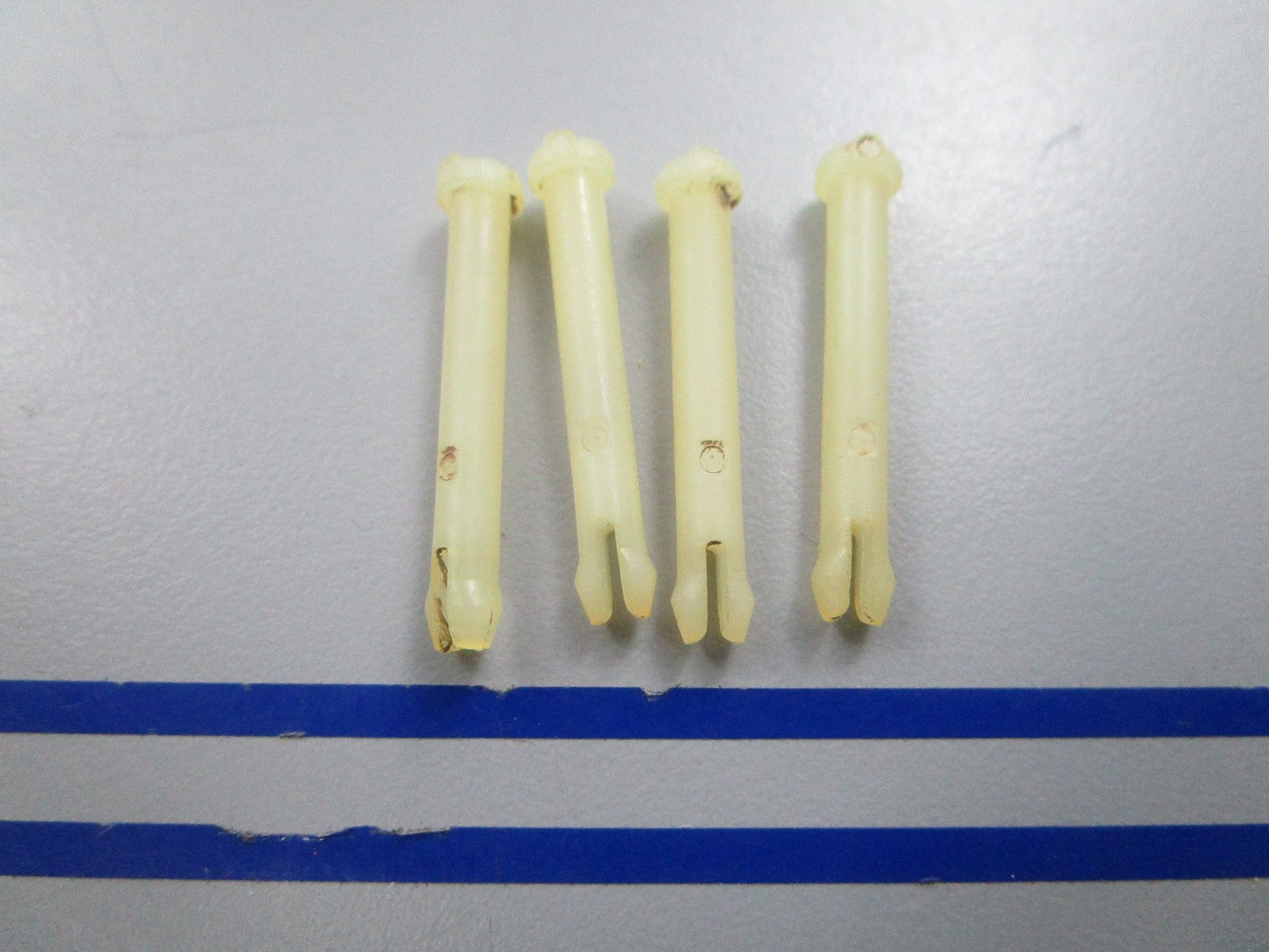 NEW OEM (LOT OF 4) 305821 0305821 OMC Johnson Evinrude Hinge Pin 0810