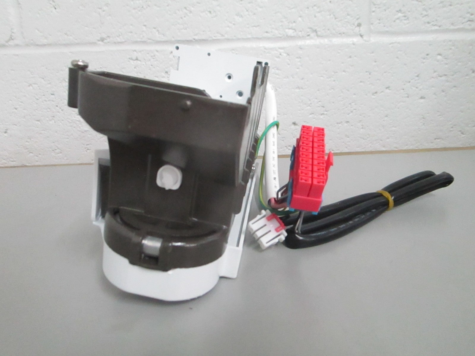 *NEW OEM* 0820 LG Ice Maker Assy AEQ73209906