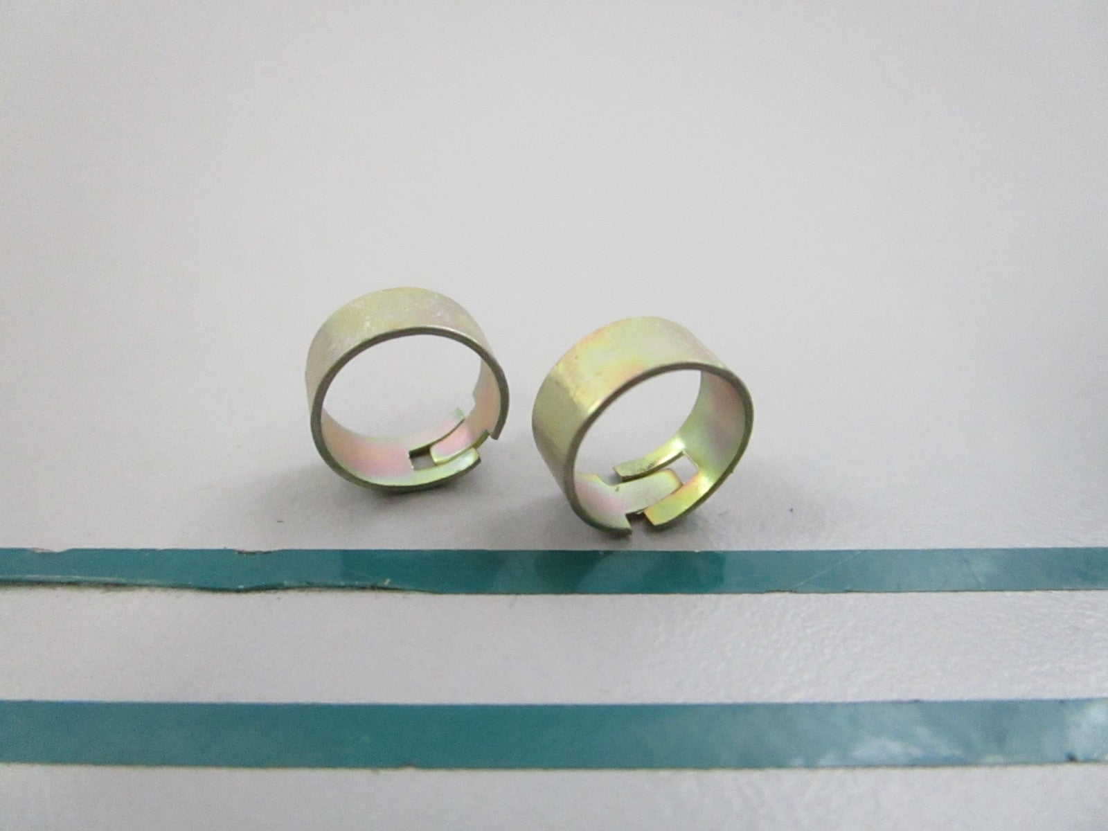 NEW OEM (LOT OF 2) 328438 0328438 OMC Johnson Evinrude Retainer 0810