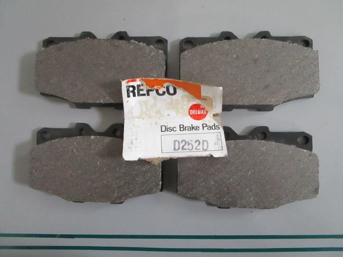 NEW D252D Disc Brake Pad Set 0820