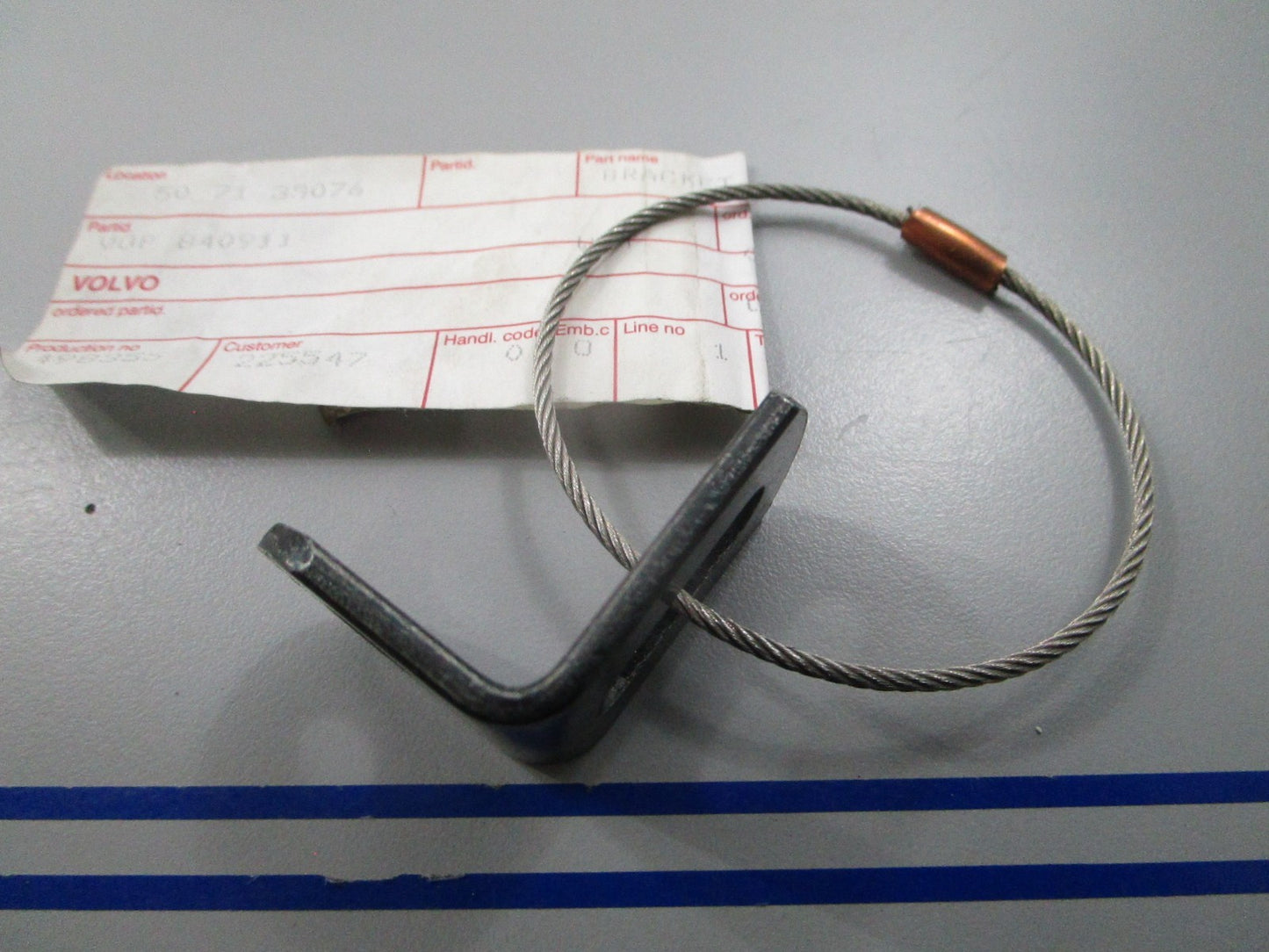 *NEW OEM* 0810 Volvo Penta Bracket & Cable 840911