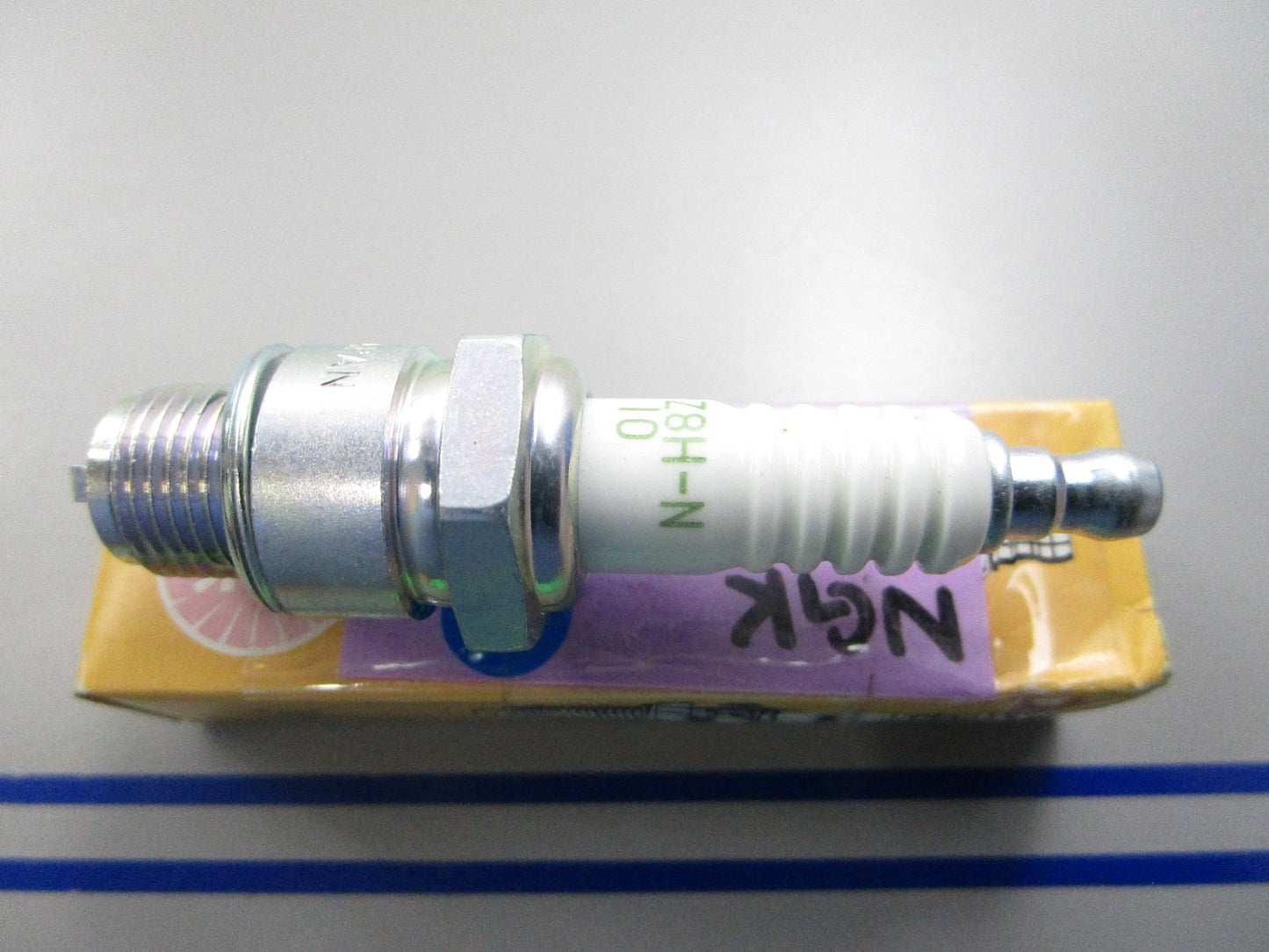 NEW BPZ8H-N-10 NGK Spark Plug 0810