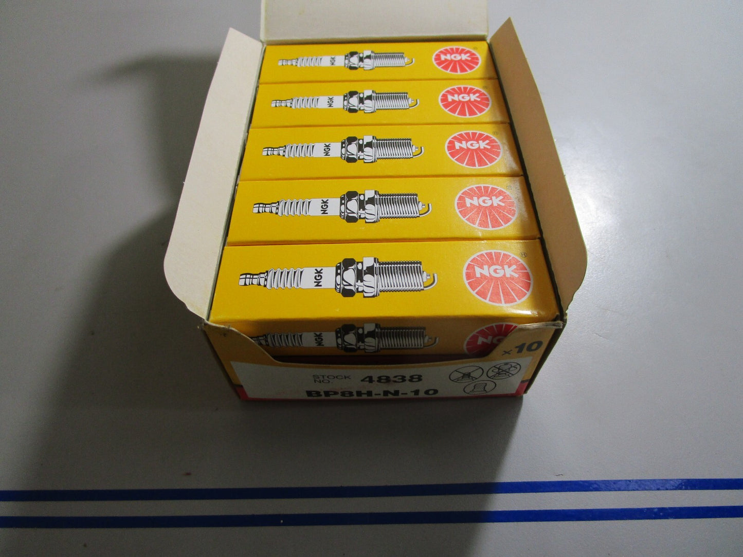 *NEW* (LOT OF 10) 0810 NGK Spark Plug BP8H-N-10