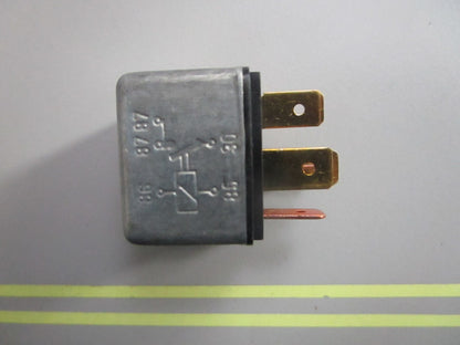 *NEW OEM* 0810 Volvo Penta Relay 876037