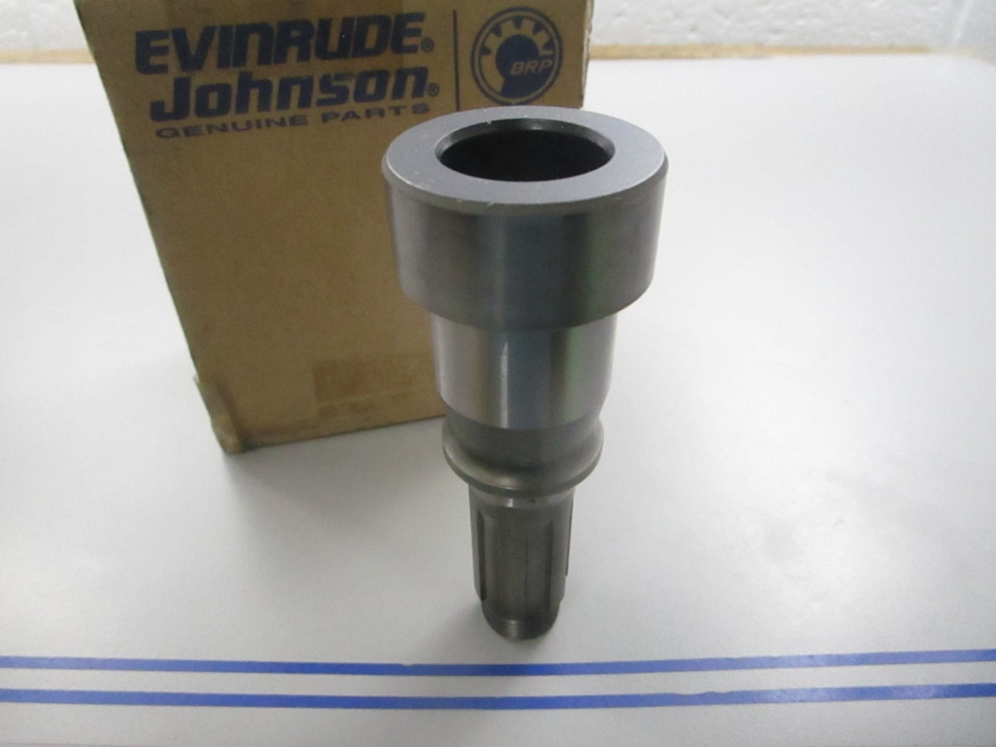 NEW OEM 907738 0907738 OMC Johnson Evinrude Upper Driveshaft Pinion Shaft 0720