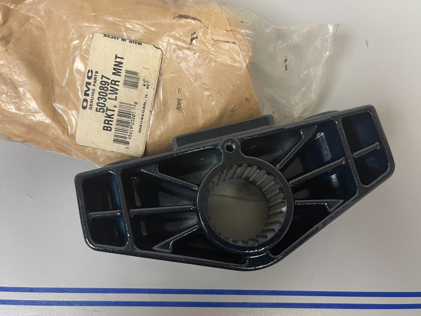 *NEW OEM* 0810 OMC Johnson Evinrude Lower Mount Bracket 5030897