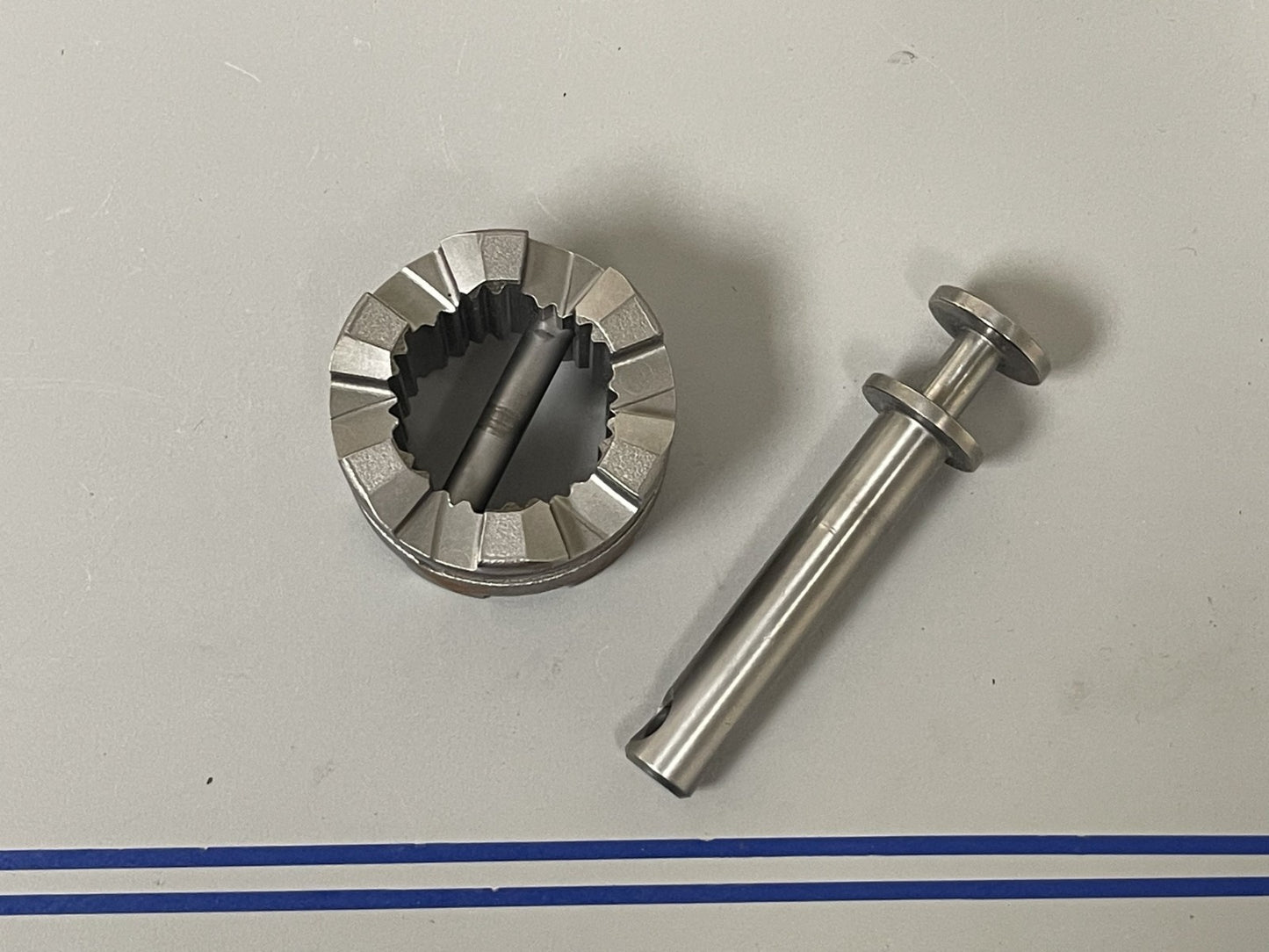 NEW OEM 337774 Johnson Evinrude Clutch Dog 0670