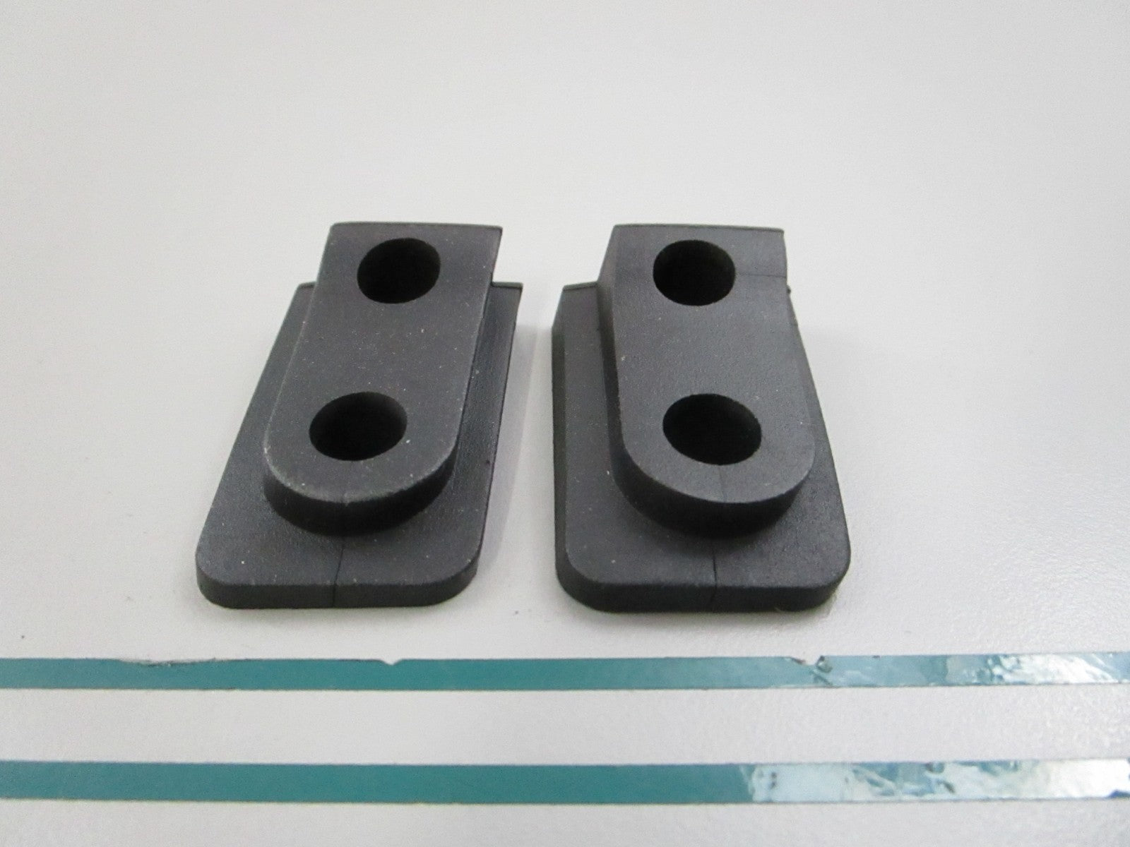 NEW OEM (LOT OF 2) 337408 0337408 OMC Johnson Evinrude Grommet 0810