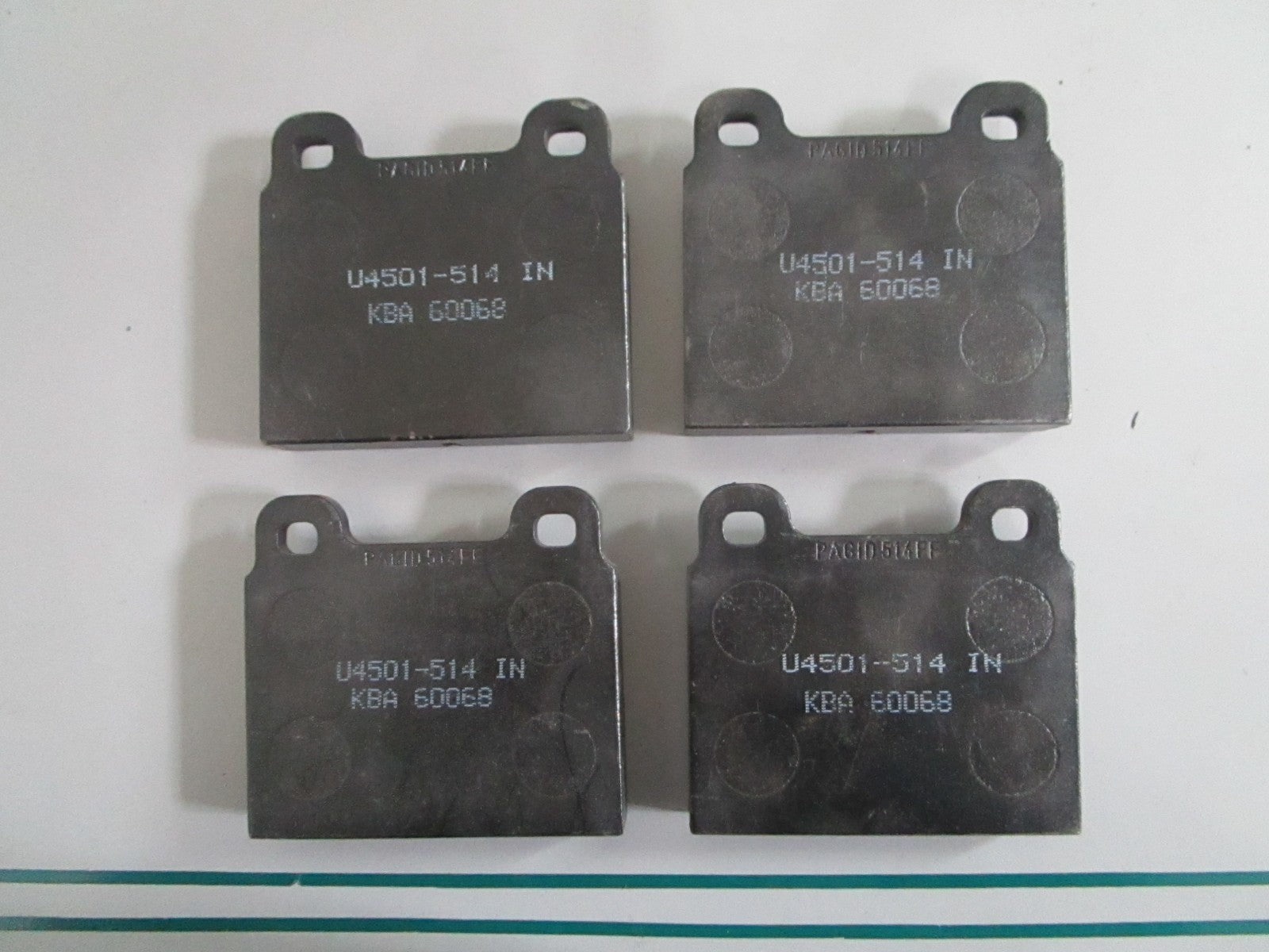 NEW OEM 0014207720 Mercedes-Benz 4 Brake Pad Set 0820