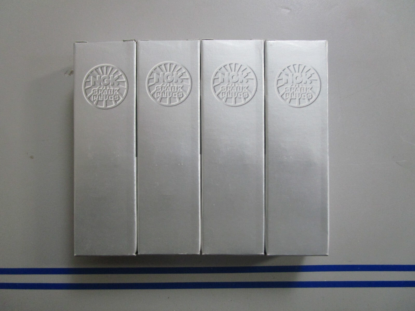 *NEW* (LOT OF 4) 0810 NGK Spark Plug B6HS