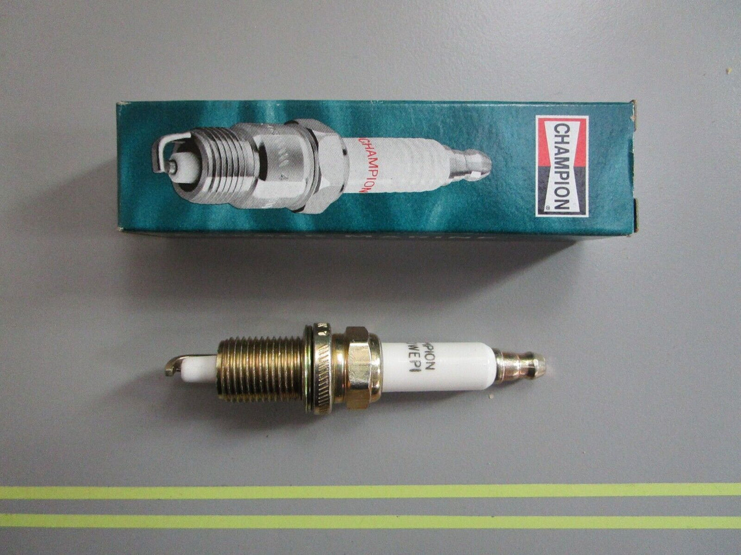 *NEW* 0820 Champion Spark Plug QC10WEPI 5010808