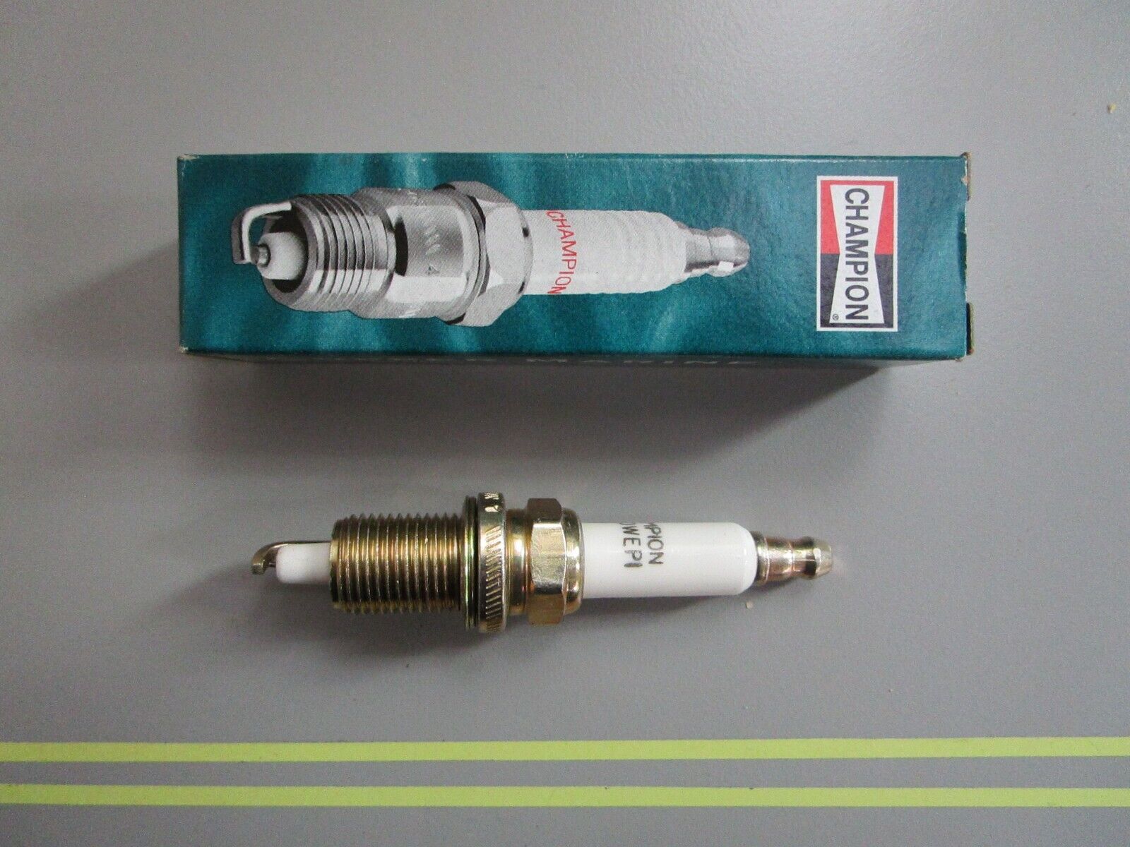 *NEW* 0820 Champion Spark Plug QC10WEPI 5010808