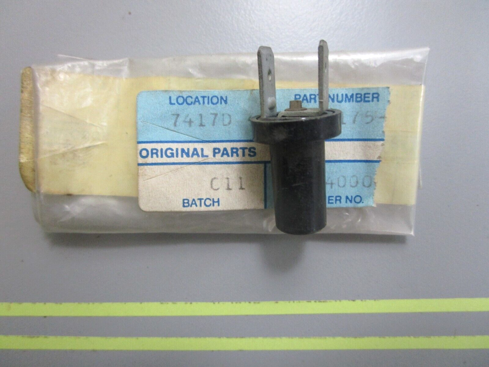 *NEW OEM* 0810 Volvo Penta Bulb Socket 808175