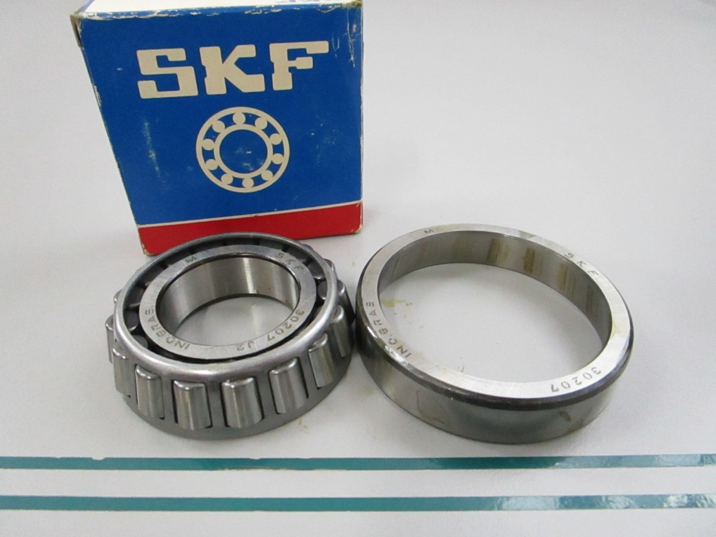 NEW 30207J2 SKF Tapered Roller Bearing 0810