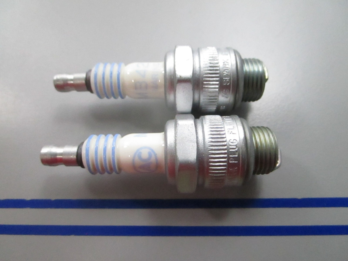 NEW (LOT OF 2) MB42K AC Delco Spark Plug 0810