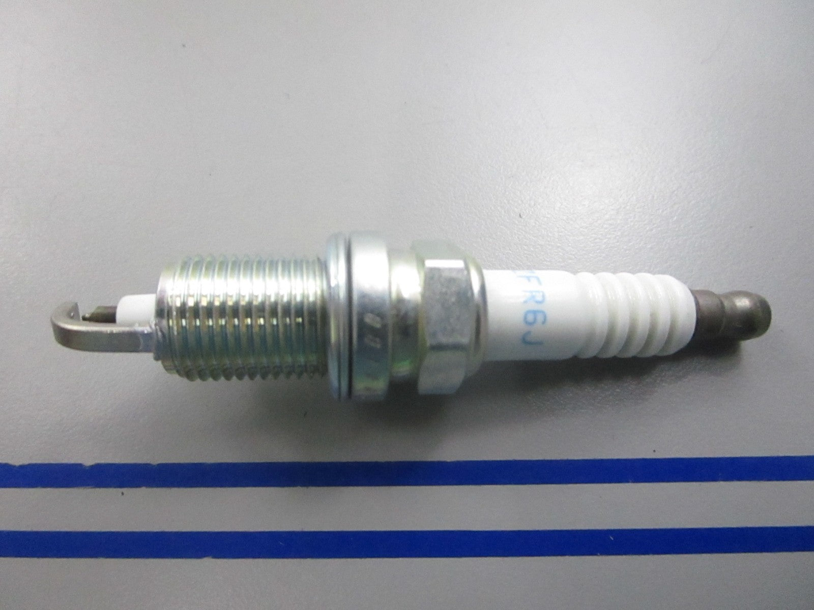 NEW IZDE6J NGK Spark Plug 0810