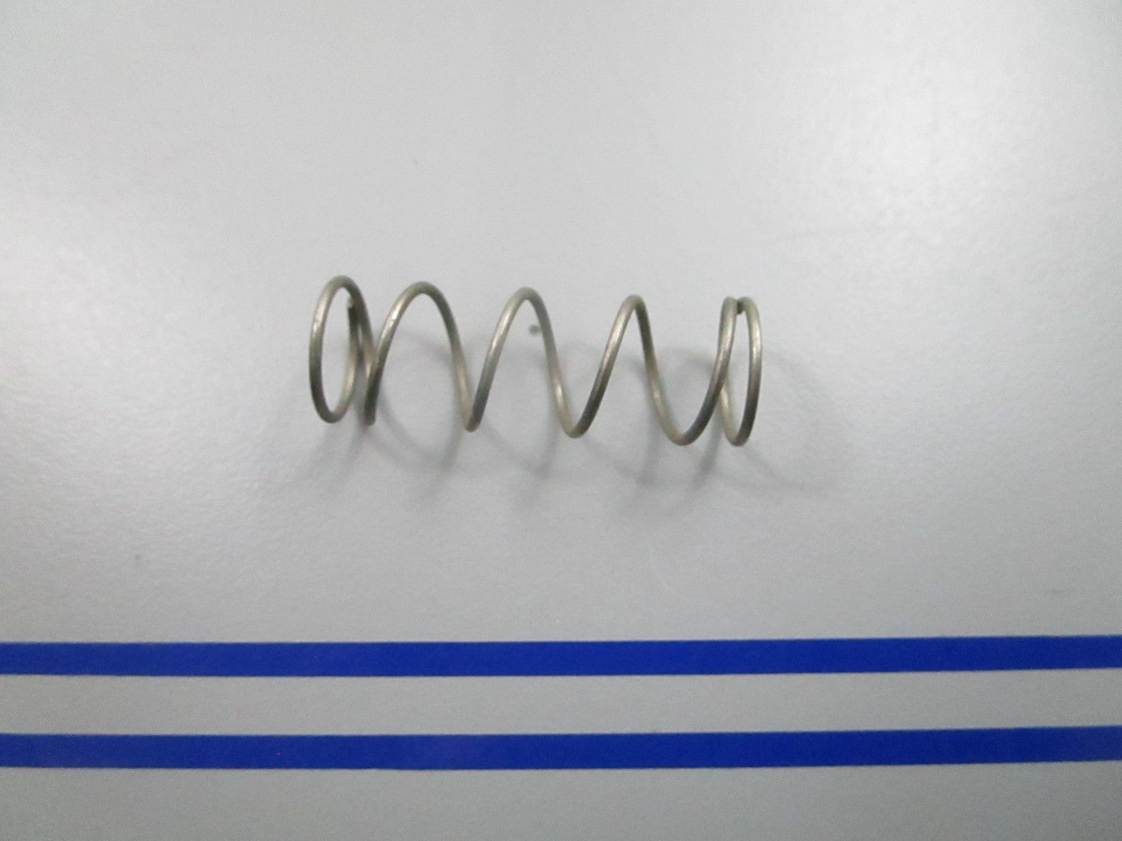 *NEW OEM* 0810 OMC Johnson Evinrude Spring 124630 0124630