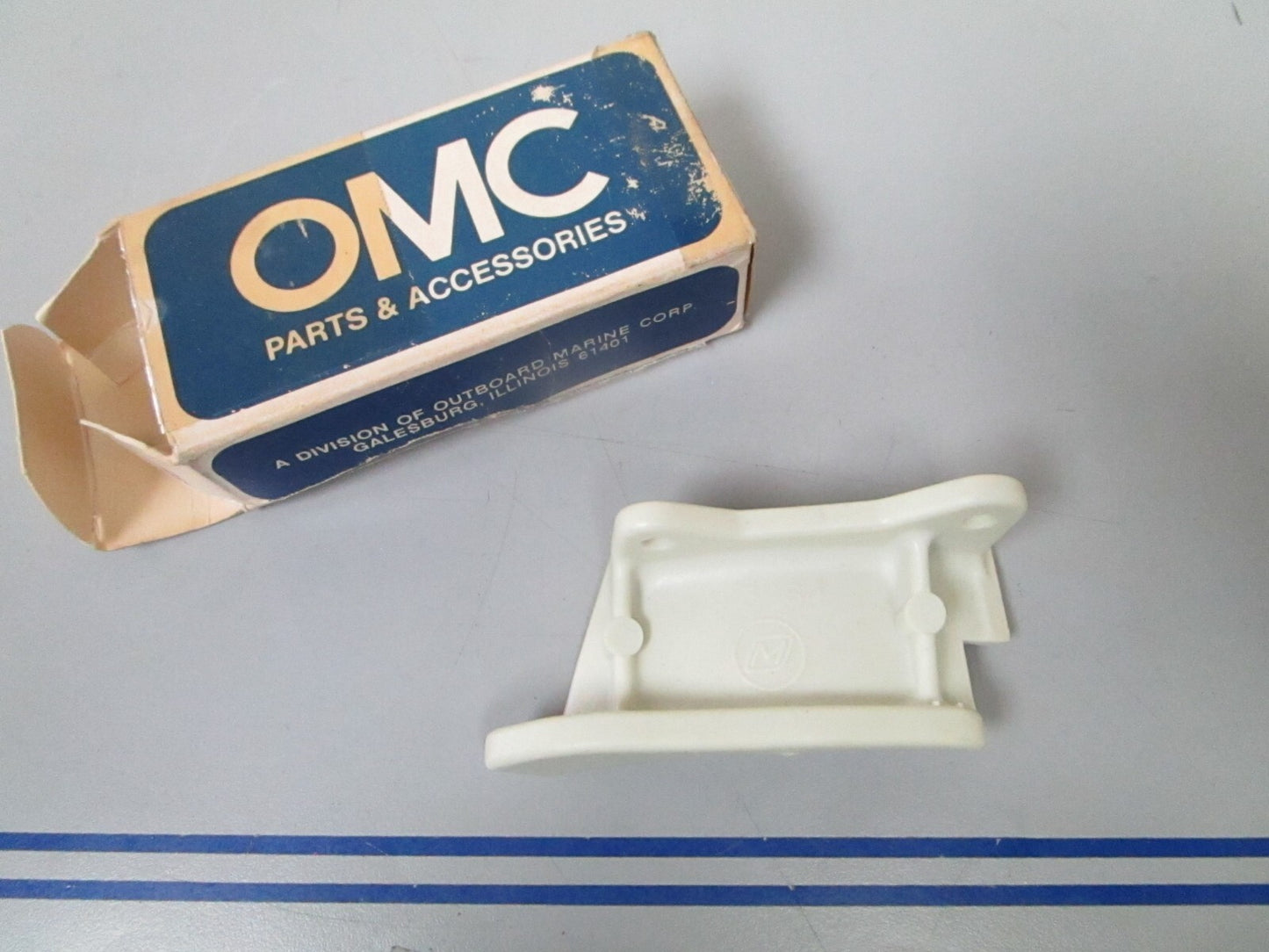 *NEW OEM* 0810 OMC Johnson Evinrude Bracket 323284 0323284