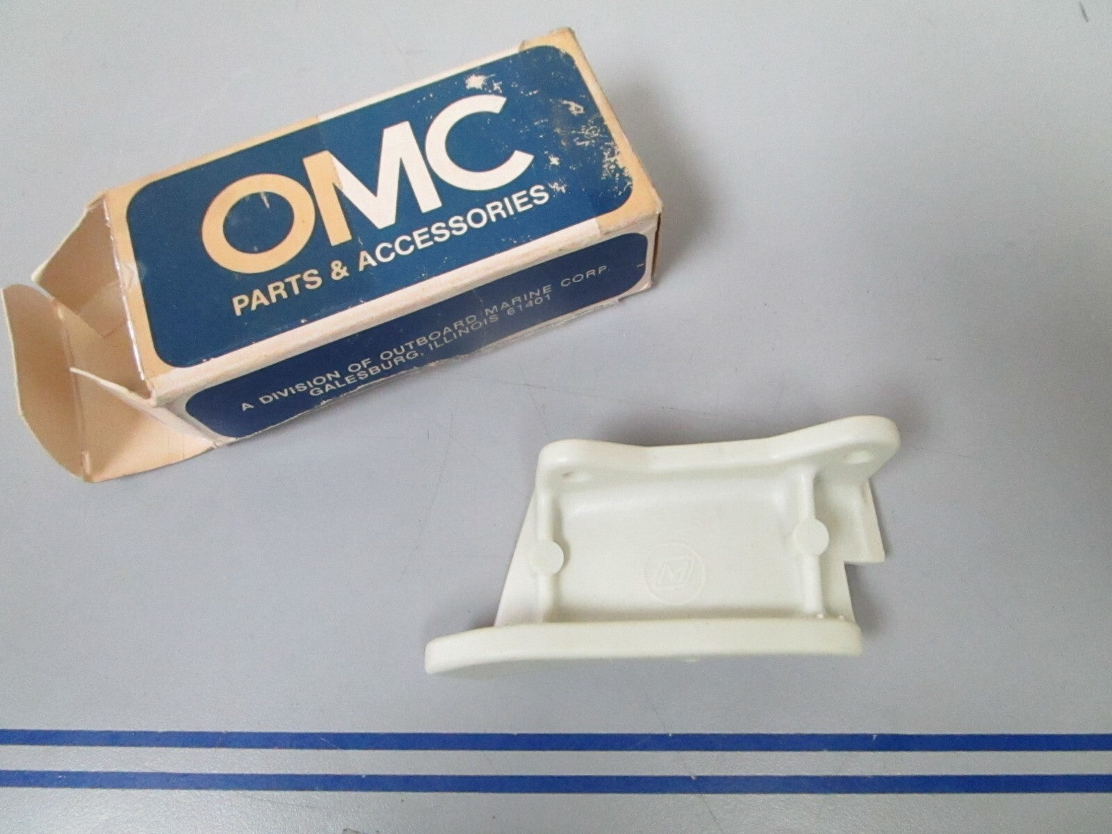 *NEW OEM* 0810 OMC Johnson Evinrude Bracket 323284 0323284